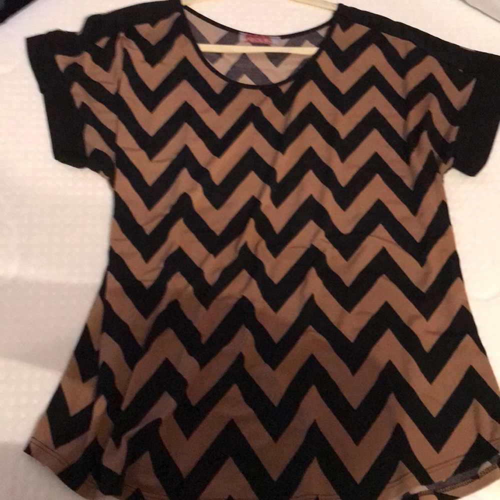 5/$15 💥Carole Rose Camel and Black Chevron Tunic